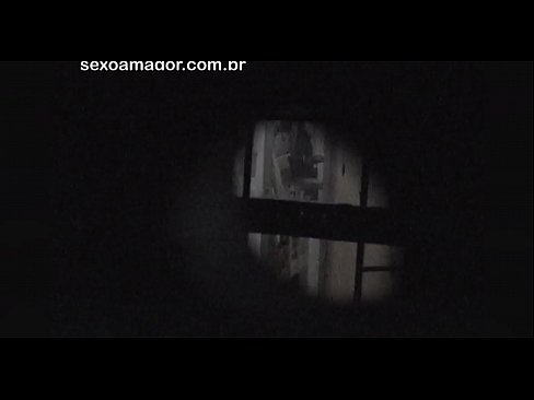 ❤️ Blondie ichi bo'sh g'ishtlar orqasida yashiringan qo'shni voyeur tomonidan yashirincha videoga tushadi Super seksda bizda ❌️